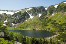 Im Riesengebirge befinden sich zwei große Gletscherseen - den Wielki a Mały Staw auf der polnischen Seite des Gebirges. Vielerorts spiegeln sich inmitten der Torfmoore glatte kleine Seen - die so genannten Mooraugen, Foto: Archiv Vydavatelství MCU s.r.o.